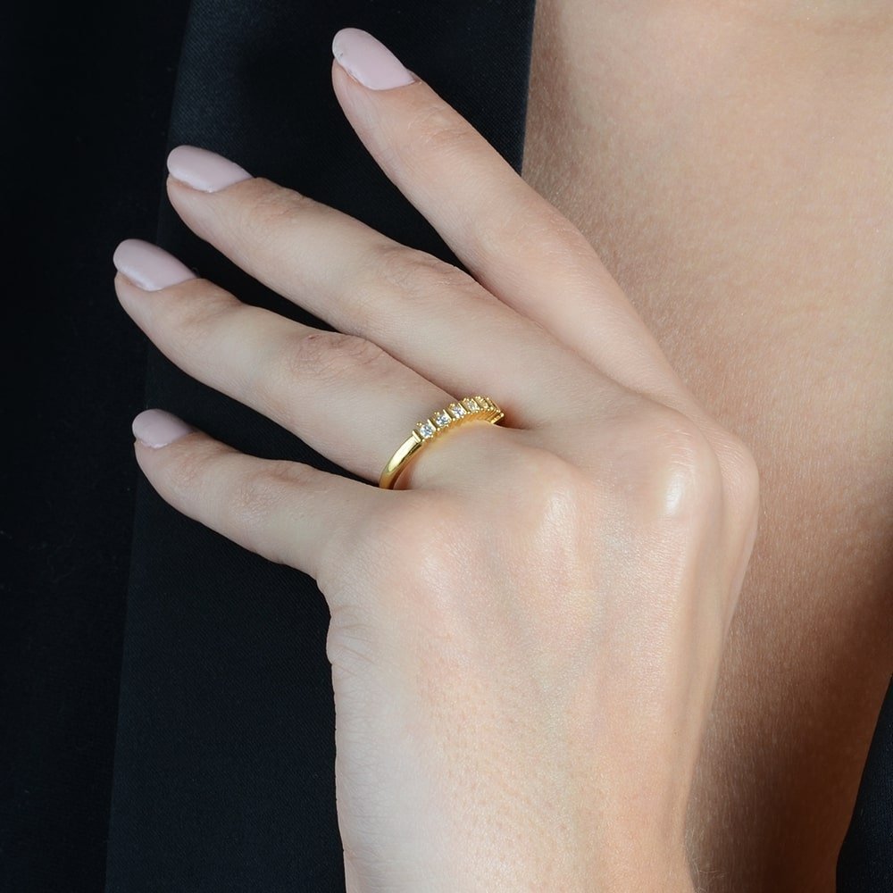 Anel Sirius Dourado Cravejado com 7 Zircônias