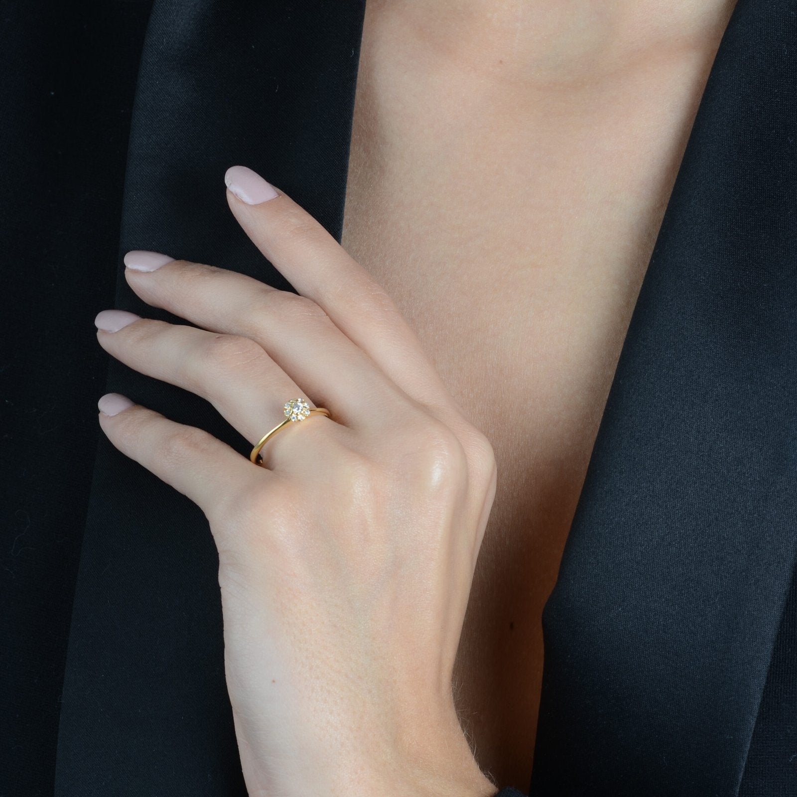 Anel Sirius Dourado com 9 Pedras de Zircônia